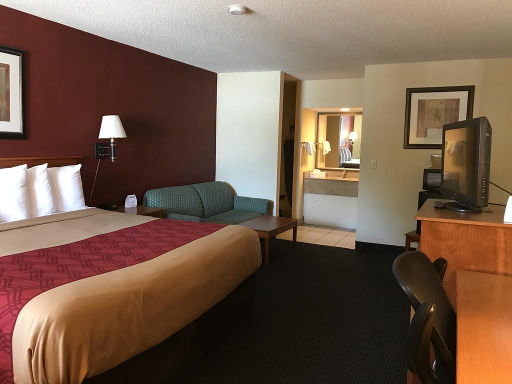 Red Carpet Inn Norwalk Exterior foto